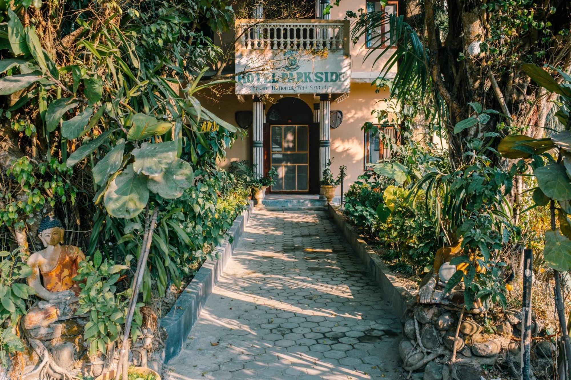 Hotel Parkside & Swimming Pool-Between Greenery And Azure ,Your Perfect Retreat Читван Екстериор снимка